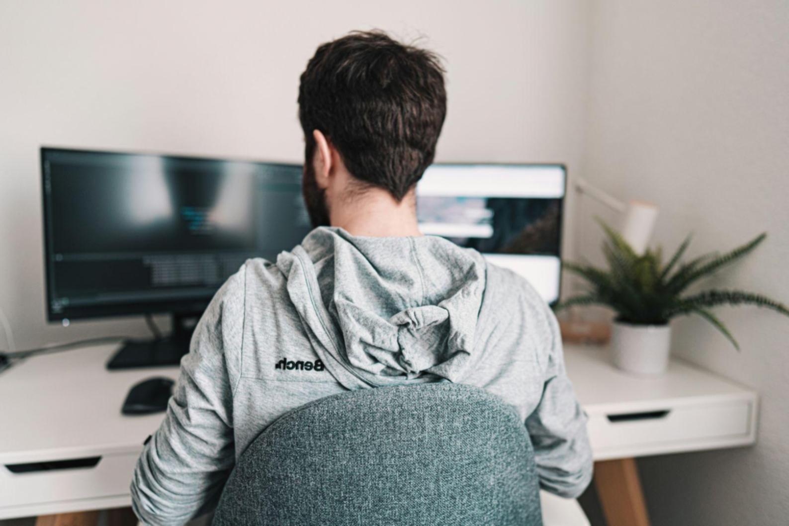 Profesionales trabajando en estrategias financieras